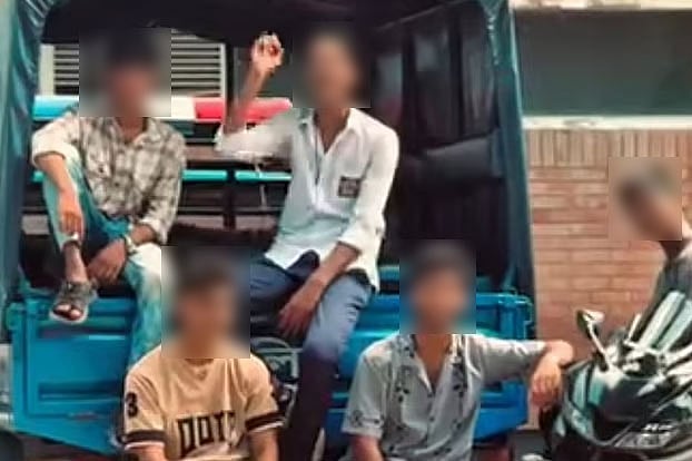 ময়মনসিংহের ফুলপুর থানার ভেতরে পুলিশের গাড়িতে বসে ভিডিও বানায় কয়েকজন কিশোর