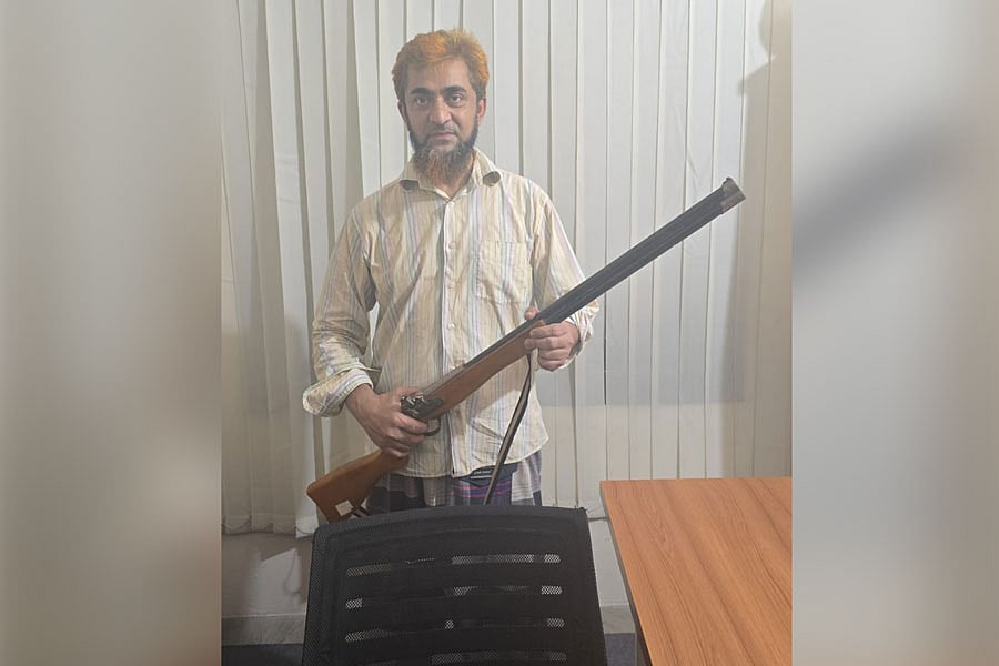 এই ডামি রাইফেল হাতে রাজধানীর উত্তরায় মিছিলে যোগ দিয়েছিলেন মুজাহিদুল ইসলাম চৌধুরী। গতকাল বিকেলে উত্তরার একটি বাসায় অভিযান চালিয়ে তাঁকে গ্রেপ্তার করে পুলিশ