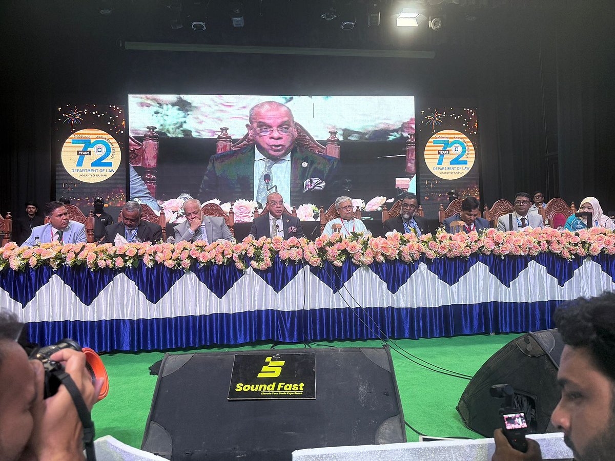 রাজশাহী বিশ্ববিদ্যালয়ের আইন বিভাগের ৭২তম প্রতিষ্ঠাবার্ষিকী উপলক্ষে আয়োজিত এক অনুষ্ঠানে প্রধান অতিথির বক্তব্য দেন প্রধান বিচারপতি সৈয়দ রেফাত আহমেদ। আজ শনিবার সকালে রাজশাহী বিশ্ববিদ্যালয়ের কাজী নজরুল ইসলাম মিলনায়তনে