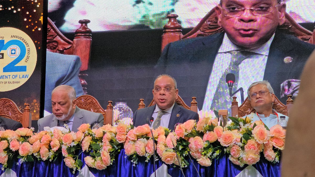 রাজশাহী বিশ্ববিদ্যালয়ের আইন বিভাগের প্রতিষ্ঠাবার্ষিকী অনুষ্ঠানে বক্তব্য দেন প্রধান বিচারপতি সৈয়দ রেফাত আহমেদ। আজ দুপুরে বিশ্ববিদ্যালয়ের কাজী নজরুল ইসলাম মিলনায়তনে