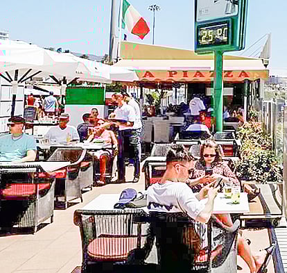 ইউরোপের অনেক দেশের মতো স্পেনেও উন্মুক্ত রেস্তোরাঁ ও বার মালিকেরা সড়কে খোলা জায়গায় অতিথিদের জন্য চেয়ার–টেবিল পাতেন