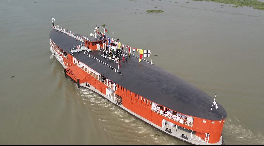 শতবর্ষী স্টিমার পি এস মাহসুদ নতুন চেহারা নিয়ে ফিরছে নদীপথে। আগামী ১৫ নভেম্বর আনুষ্ঠানিকভাবে চলাচল শুরু করবে এই ঐতিহাসিক জলযান।  সদরঘাটে