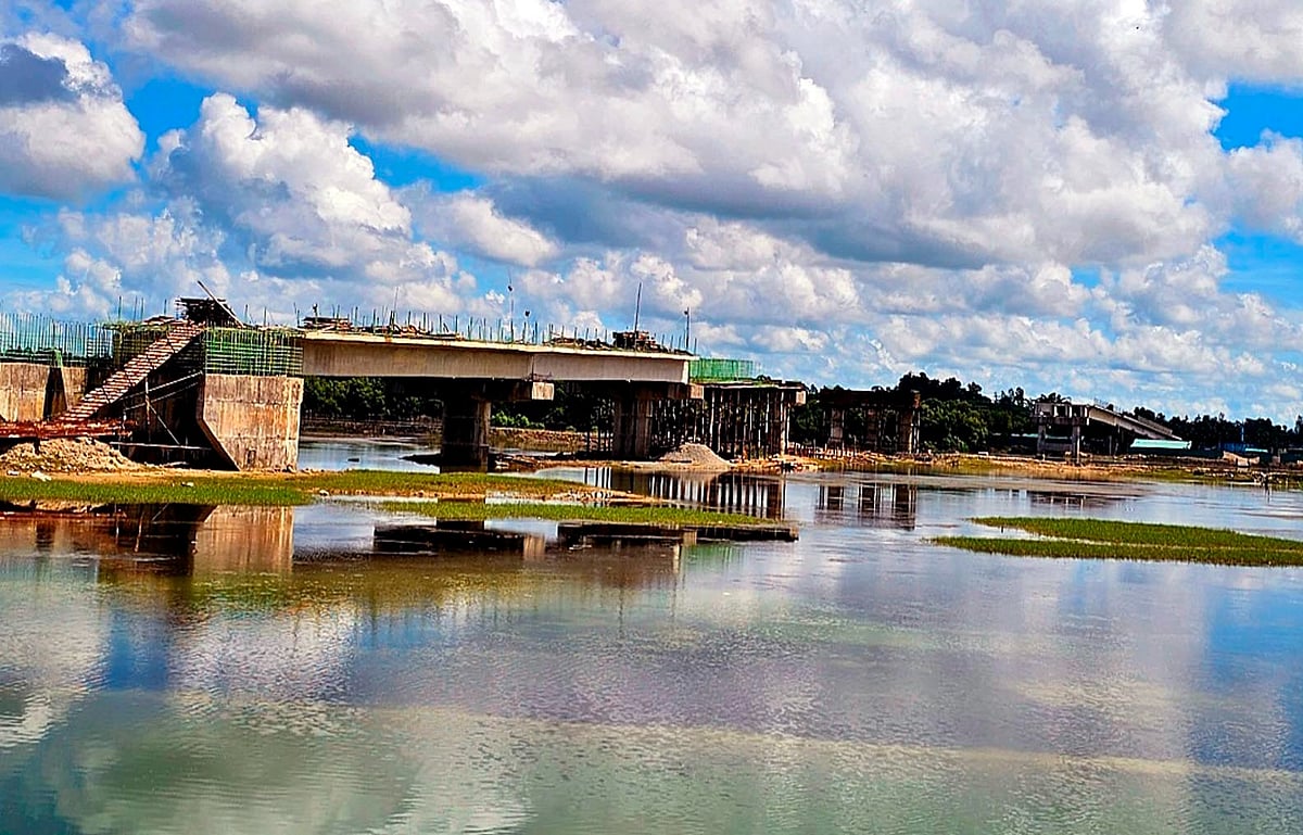 কক্সবাজারের সদর উপজেলায় জোয়ারিখালের ওপর নির্মাণাধীন ভারুয়াখালী-খুরুশকুল সেতু। গত বৃহস্পতিবার তোলা