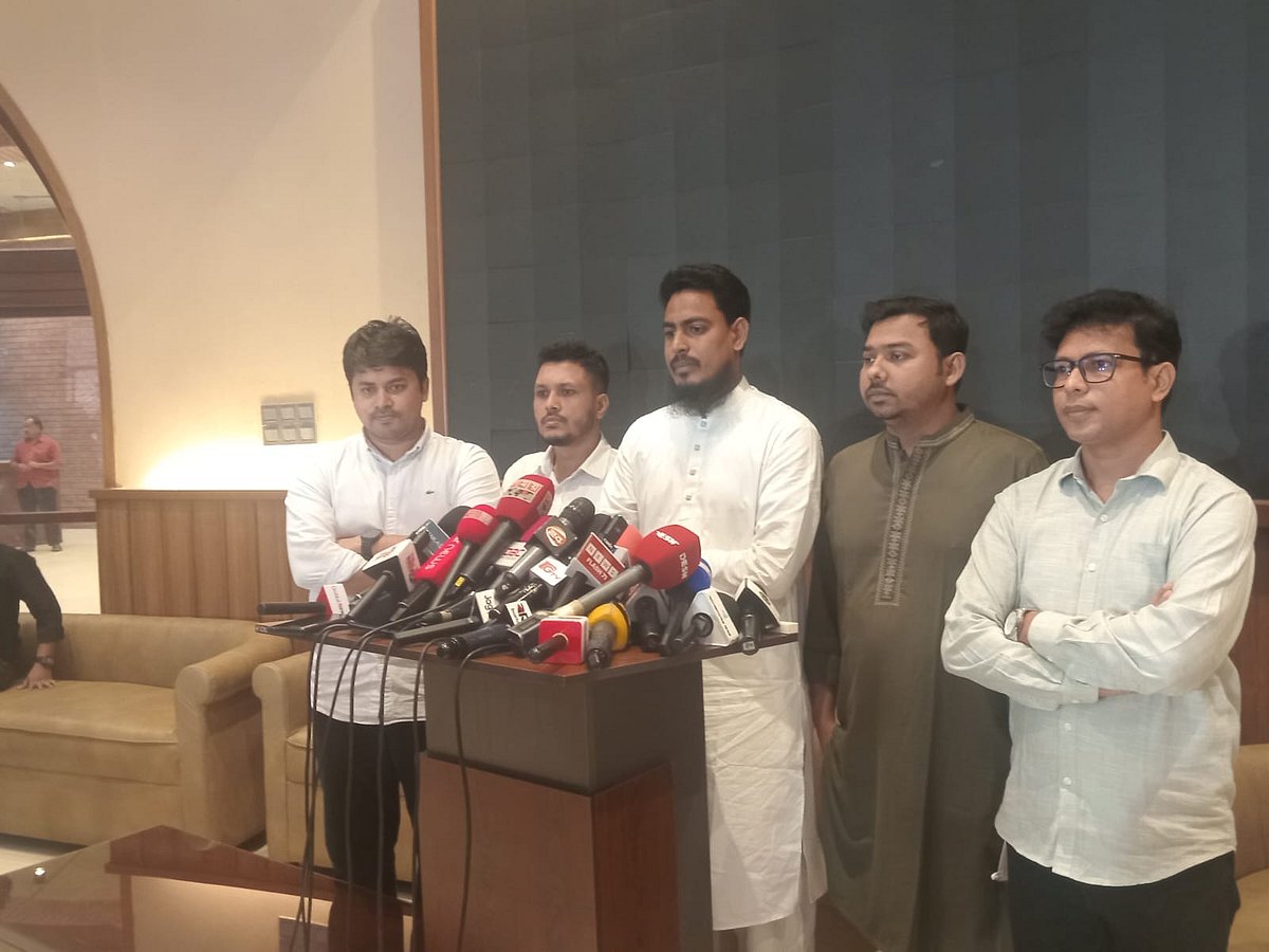 জাতীয় সংসদের পার্লামেন্ট এলডি হলে জাতীয় ঐকমত্য কমিশনের সঙ্গে এনসিপির প্রতিনিধিদলের বৈঠক শেষে সদস্যসচিব আখতার হোসেন ব্রিফিং করেন। আজ শনিবার দুপুরে