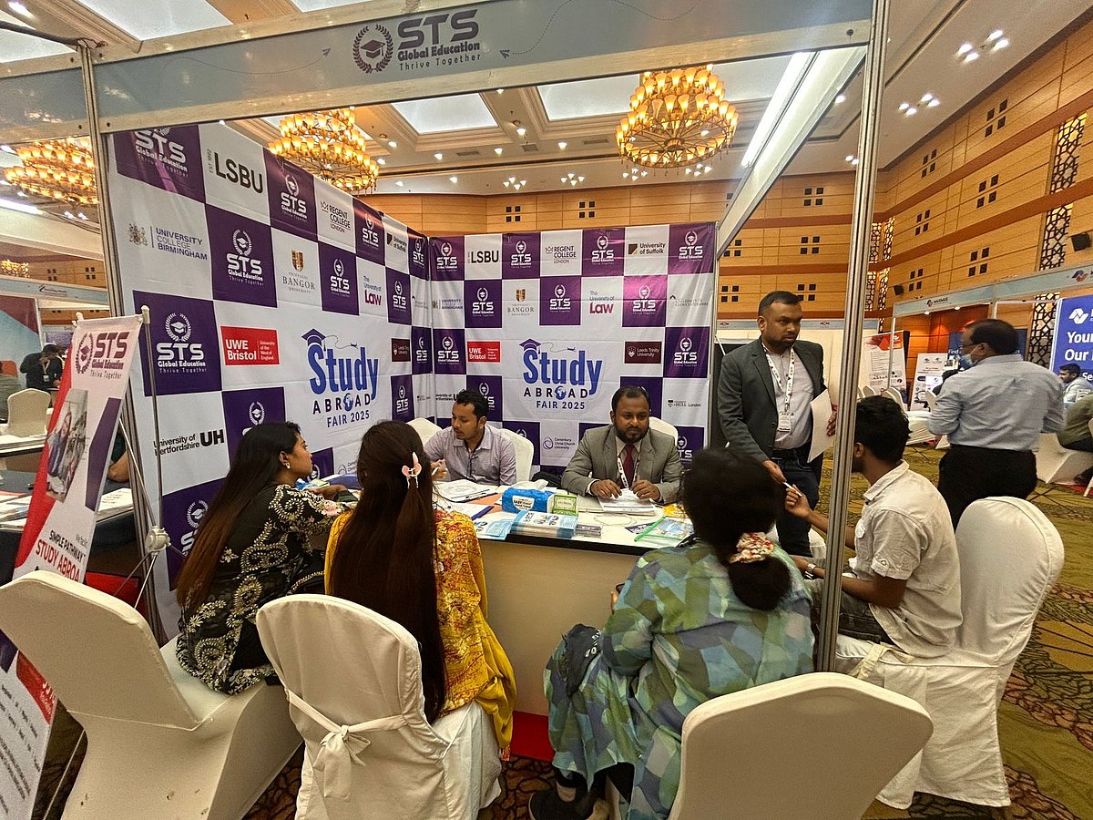 মেলায় অংশগ্রহণকারী প্রতিষ্ঠানগুলোর স্টলে দেখা গেছে তথ্যপ্রত্যাশীদের ভিড়। আজ শনিবার, রাজধানীর আগারগাঁওয়ের বাংলাদেশ-চীন মৈত্রী সম্মেলন কেন্দ্রে