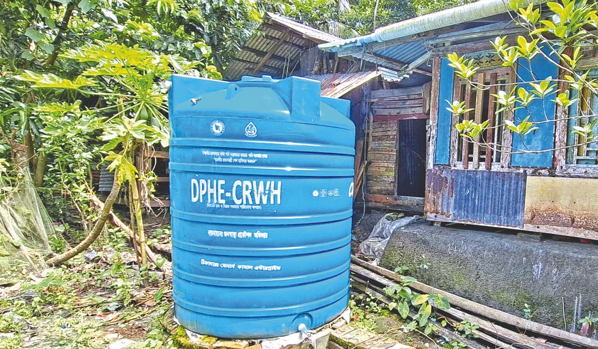 প্রকল্পের আওতায় স্থাপন করা পানির ট্যাংক চালুর আগেই নিচের অবকাঠামো ভেঙে পড়ে আছে। সম্প্রতি বরগুনার পাথরঘাটা উপজেলার কোড়ালিয়া গ্রামে