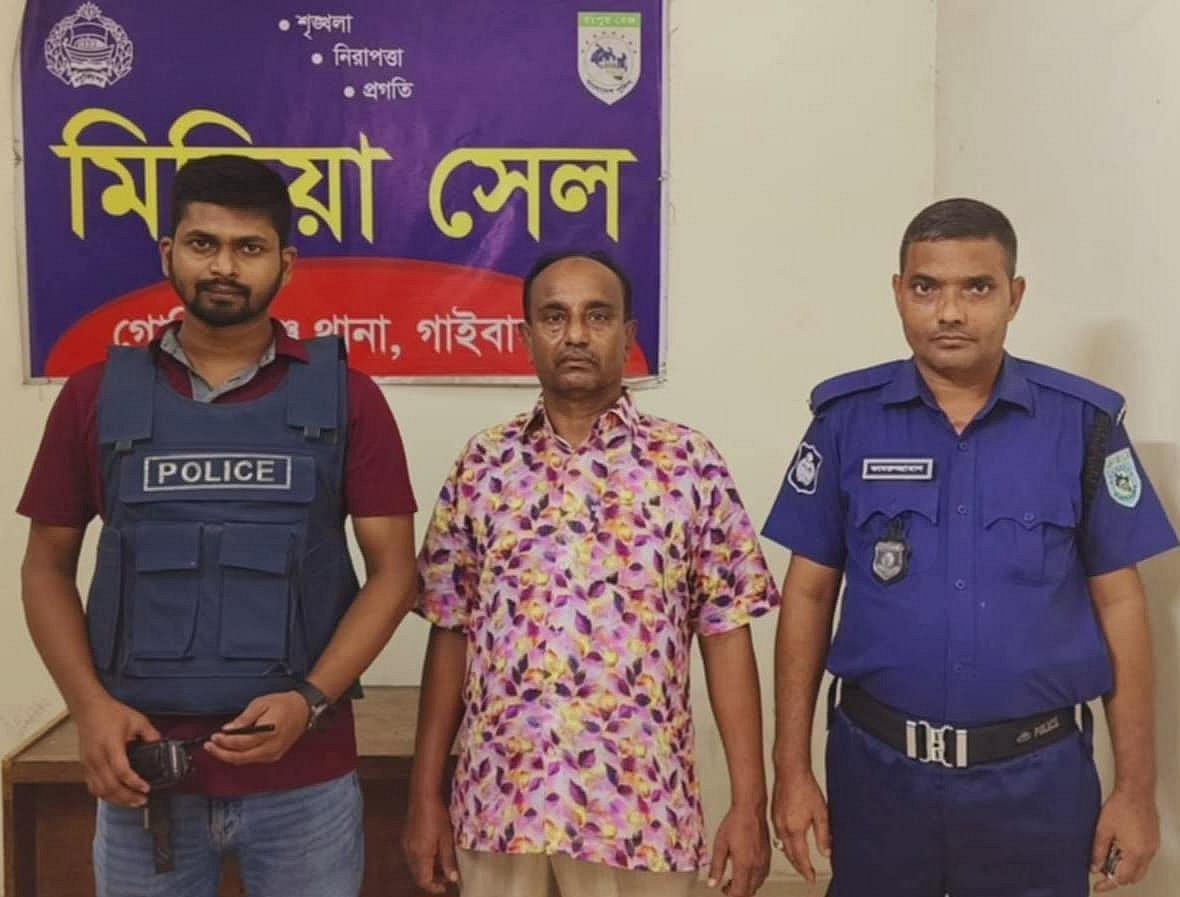 গাইবান্ধার গোবিন্দগঞ্জ উপজেলায় রাজনৈতিক মামলায় গ্রেপ্তার সাংবাদিক শাহ আলম সরকার। আজ শনিবার দুপুরে গোবিন্দগঞ্জ থানায়