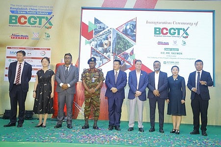 সেভর ইন্টারন্যাশনাল ও চায়নিজ এন্টারপ্রাইজেস অ্যাসোসিয়েশন ইন বাংলাদেশ (সিইএবি) আয়োজিত তিন দিনব্যাপী ‘বাংলাদেশ-চীন গ্রিন টেক্সটাইল এক্সপো-২০২৫’ শীর্ষক প্রদর্শনীর উদ্বোধনী অনুষ্ঠানে প্রধান অতিথি বাংলাদেশে নিযুক্ত চীনের রাষ্ট্রদূত ইয়াও ওয়েনসহ অতিথিরা। গত বৃহস্পতিবার ঢাকার কুড়িলের আন্তর্জাতিক কনভেনশন সিটি বসুন্ধরায় (আইসিসিবি)