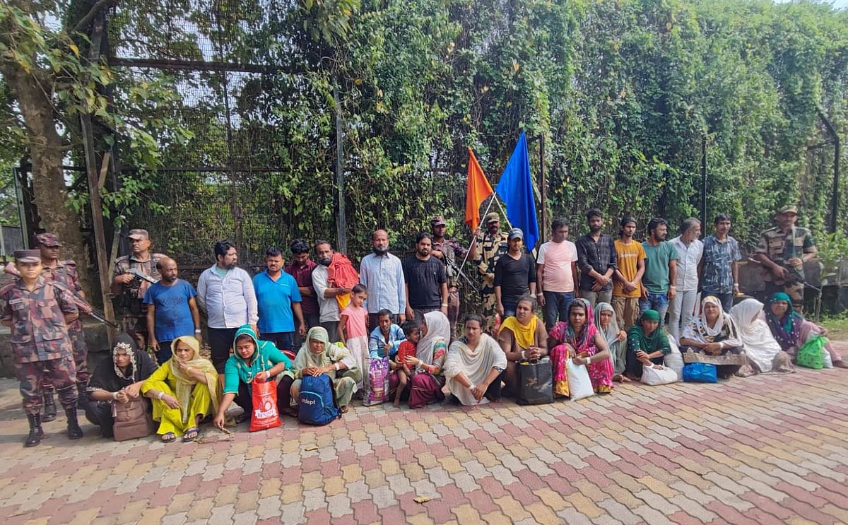 চুয়াডাঙ্গার দর্শনা সীমান্ত দিয়ে ৩১ বাংলাদেশিকে বিজিবির কাছে হস্তান্তর করা হয়েছে। আজ শনিবার দুপুরে বাংলাদেশ-ভারত সীমান্তের শূন্যরেখায়