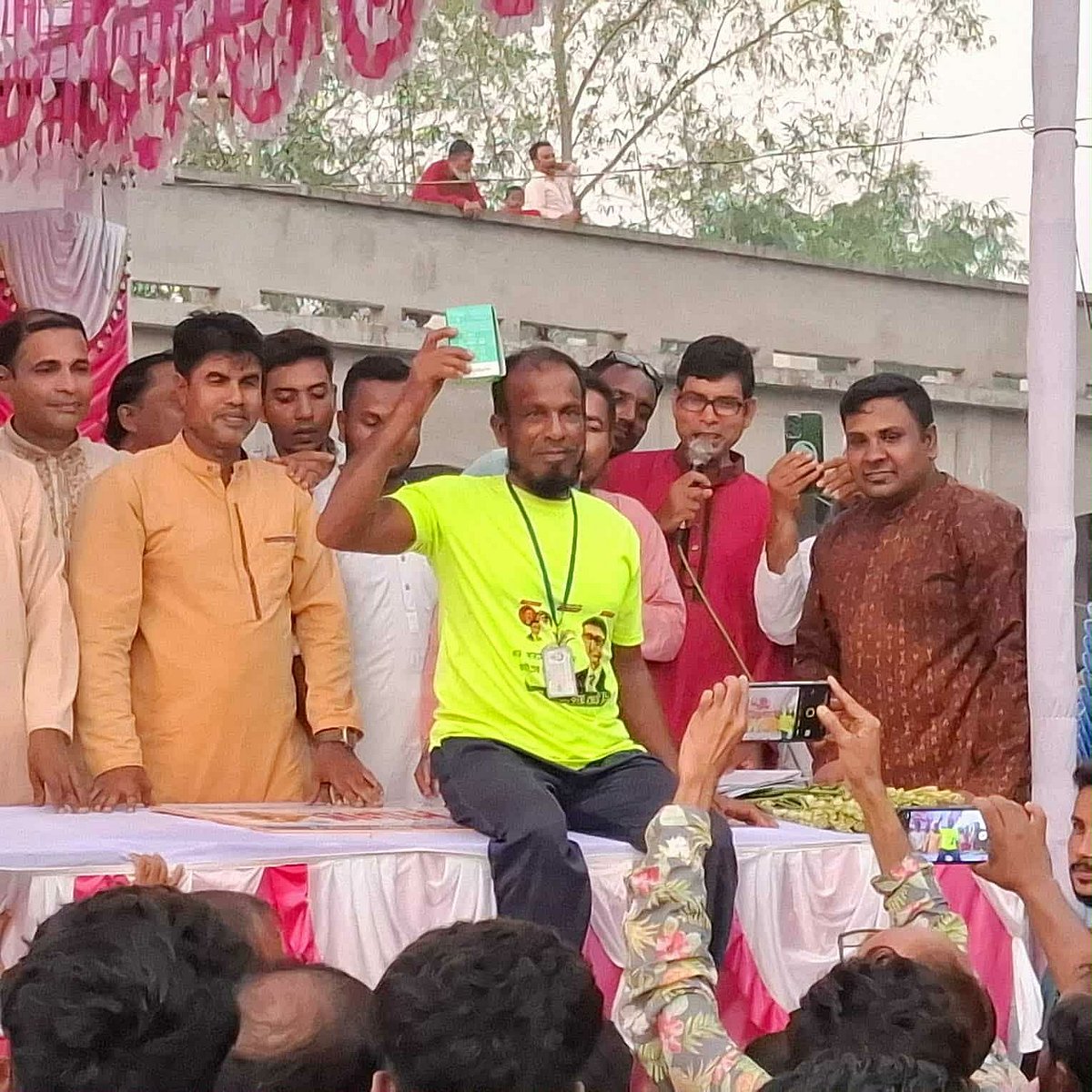 খেলার মাঠে আসা প্রথম দর্শক হিসেবে পুরস্কার পাওয়ার পর দর্শকদের অভিবাদনের জবাব দিচ্ছেন নাটোরের আবুল হোসেন। শনিবার সন্ধ্যায় উপজেলার হামিদপুর উচ্চ বিদ্যালয় মাঠে