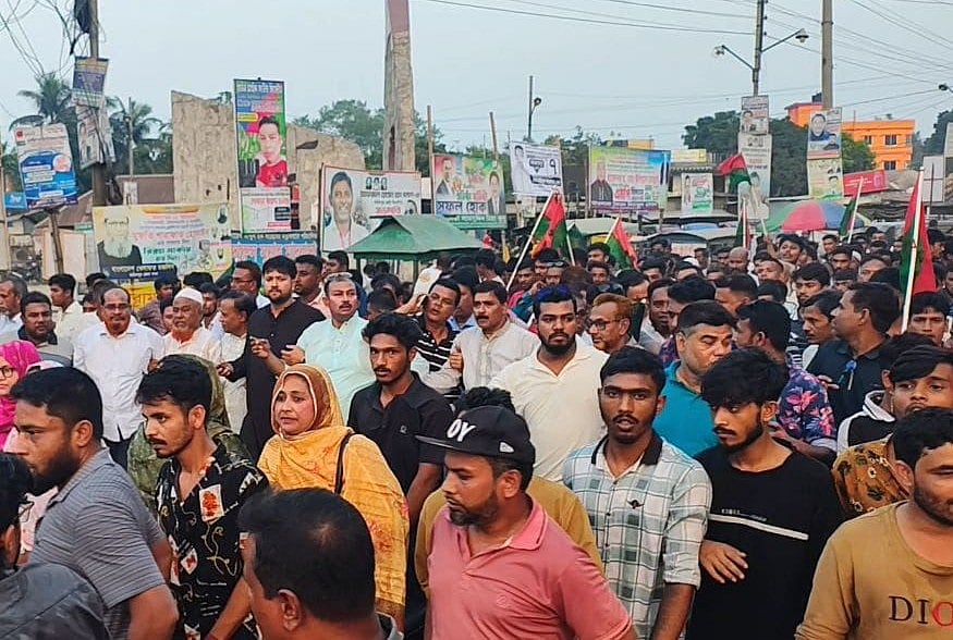 বোয়ালমারীতে বিএনপির সদ্য ঘোষিত কমিটিকে স্বাগত জানিয়ে এক পক্ষের আনন্দ মিছিল (বাঁয়ে) ও অন্য পক্ষের বিক্ষোভ মিছিল। শনিবার বিকেলে