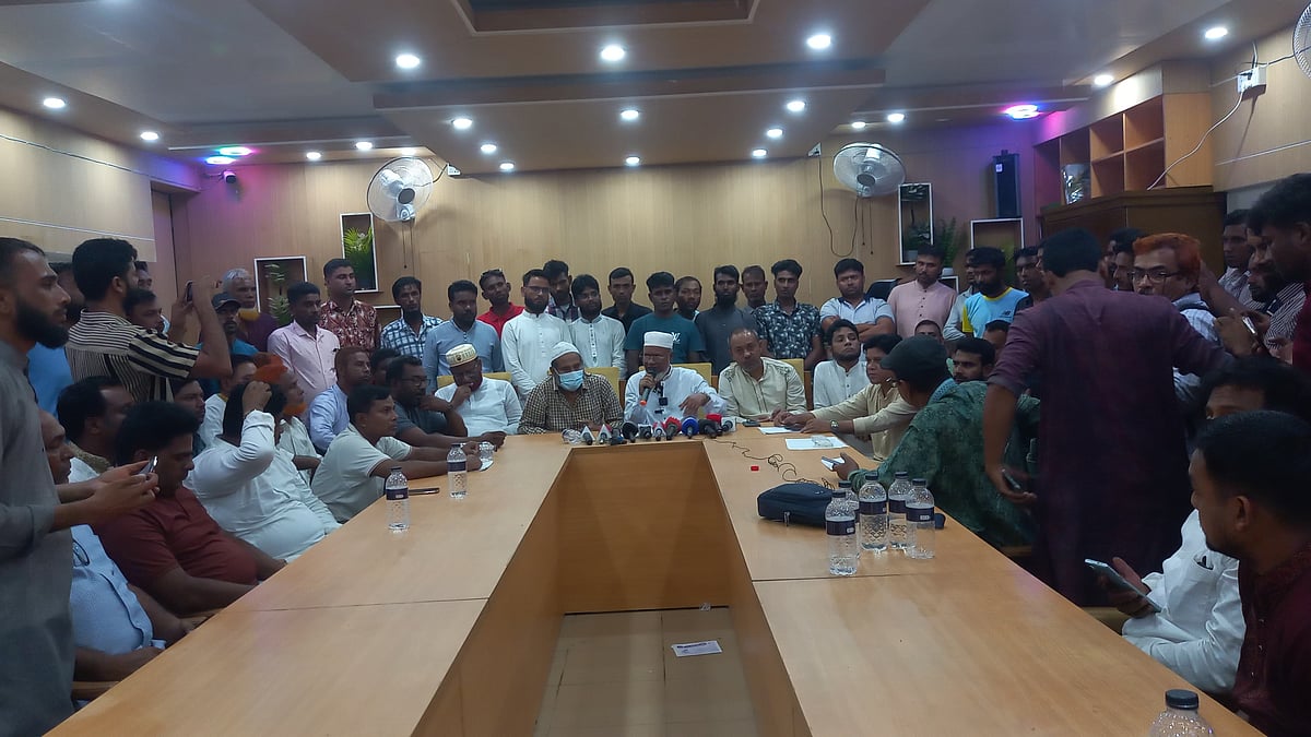 হামলার অভিযোগের বিষয়ে জেলা বিএনপির সংবাদ সম্মেলন। গতকাল রাত ১০টার দিকে শেরপুর প্রেসক্লাবে