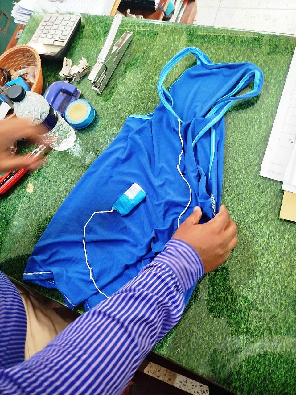 ডিভাইসের একটি অংশ সাঁটানো ছিল আটক পরীক্ষার্থীর স্যান্ডো গেঞ্জির সঙ্গে। আজ সকালে দিনাজপুর শহরের কসবা এলাকায় কেরী মেমোরিয়াল হাইস্কুলের পরীক্ষা কেন্দ্রে