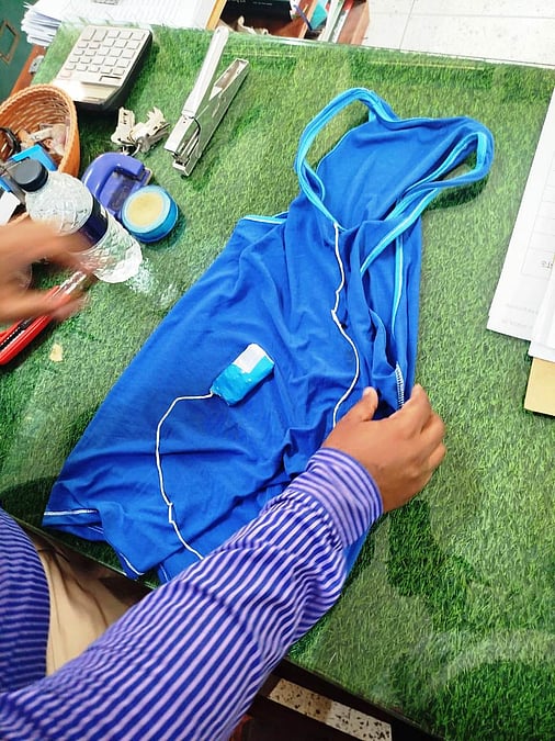 Neylon shortilarda notanish, tola ayolning surati Qolingiz bilan mushukchaga siktiring