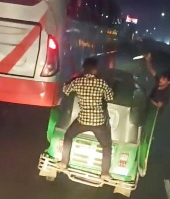 ঢাকা-চট্টগ্রাম মহাসড়কের নারায়ণগঞ্জের বন্দরে সিএনজিচালিত অটোরিকশার পেছনে ঝুলে থাকা এক যুবককে ছুরিকাঘাতের চেষ্টার একটি ভিডিও ফেসবুকে ছড়িয়ে পড়েছে