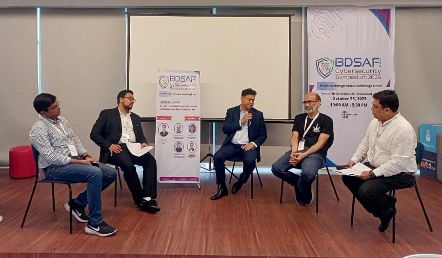 বিডিসাফের আয়োজনে প্যানেল আলোচকেরা। আজ ঢাকার মহাখালীতে ছবি: প্রথম আলো