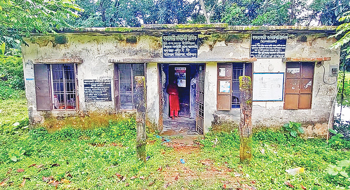 ভবনের ছাদ ও দেয়াল থেকে খসে পড়ছে পলেস্তারা। দরজা–জানালাও অনেক পুরোনো। জরাজীর্ণ ও স্যাঁতসেঁতে পরিবেশে চিকিৎসাসেবা দেওয়া হয় করুয়াকাঠী কমিউনিটি ক্লিনিকে। সম্প্রতি ঝালকাঠির নলছিটি উপজেলার মগর ইউনিয়নে