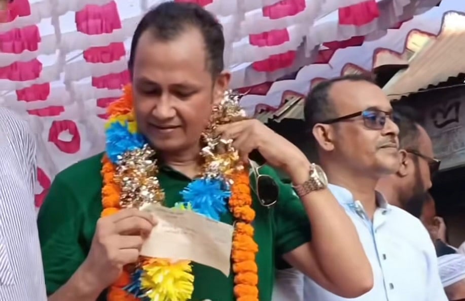 সুনামগঞ্জে সমাবেশ মঞ্চে এক কর্মীর দেওয়া ১০ লাখ টাকার চেক হাতে বিএনপি নেতা কামরুজ্জামান। শনিবারে বিকেলে জামালগঞ্জ উপজেলা সাচনাবাজারে