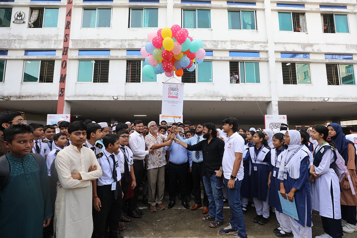 জাতীয় সংগীত পরিবেশন ও জাতীয় পতাকা উত্তোলনের মাধ্যমে আয়োজনটির উদ্বোধন করা হয়। আজ শনিবার