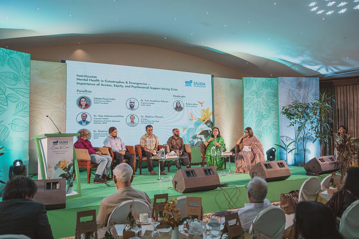 ‘সংকট থেকে সেবা: মানসিক স্বাস্থ্য নিয়ে সংলাপ ও পদক্ষেপ’ শীর্ষক অনুষ্ঠানে বক্তারা। সাজেদা ফাউন্ডেশন গতকাল সন্ধ্যায় রাজধানীর একটি হোটেলে অনুষ্ঠানটির আয়োজন করে