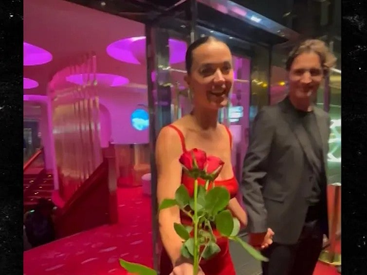 হাতে হাত রেখে প্রকাশ্যে এলেন তাঁরা