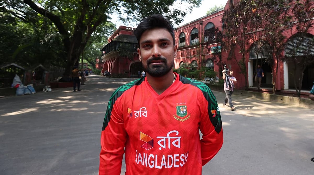 বাংলাদেশ টি–টোয়েন্টি দলের অধিনায়ক লিটন দাস। আজ চট্টগ্রামের  সেন্ট্রাল রেলওয়ে বিল্ডিংয়ের সামনে