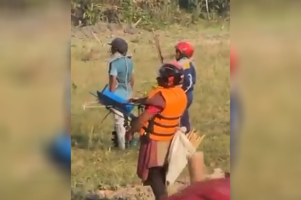 ‘স্বয়ংক্রিয় ধনুক’ হাতে সংঘর্ষে অংশ নেওয়া একজন