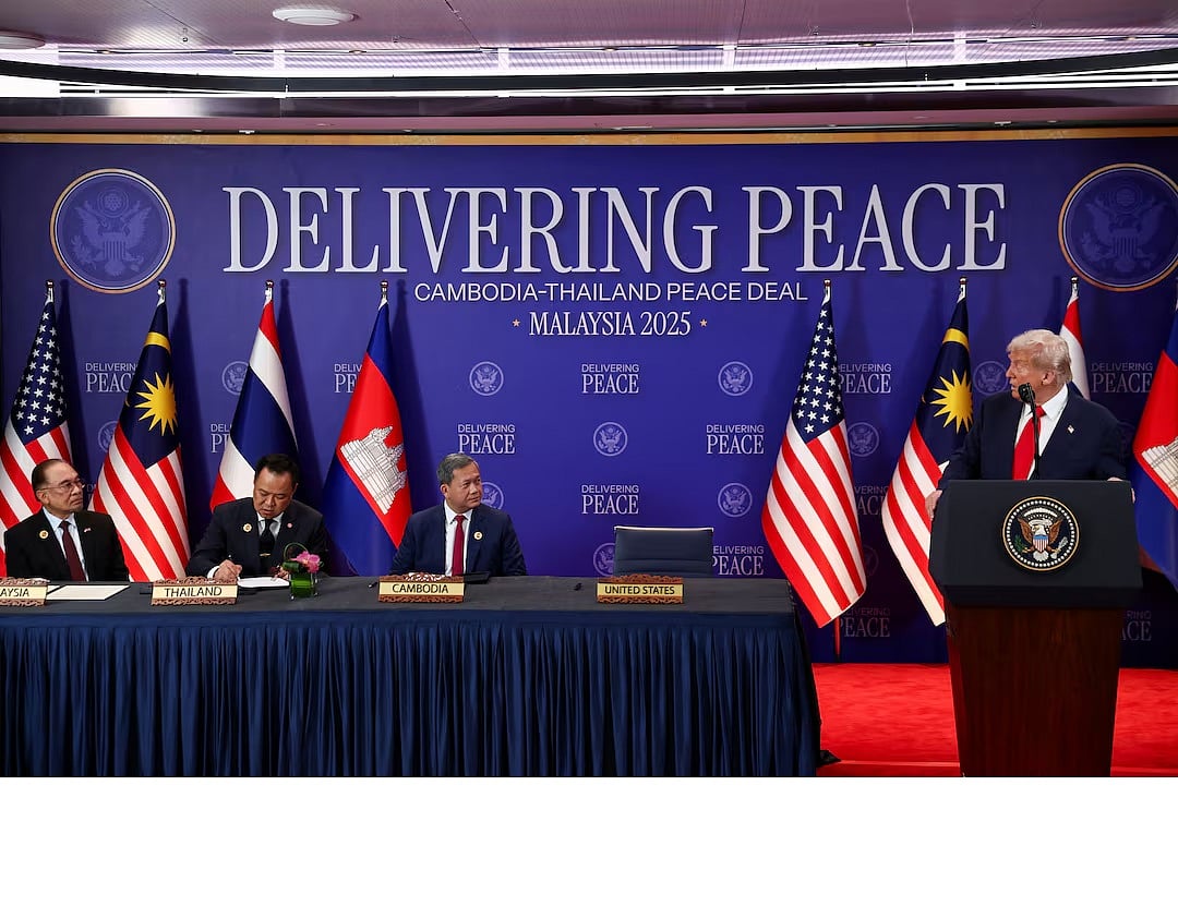 মালয়েশিয়ায় আজ রোববার থাইল্যান্ড ও কম্বোডিয়ার মধ্যে শান্তিচুক্তির আগে বক্তব্য দিচ্ছেন মার্কিন প্রেসিডেন্ট ডোনাল্ড ট্রাম্প। মঞ্চে বসে আছেন মালয়েশিয়ার প্রধানমন্ত্রী আনোয়ার ইব্রাহিম, থাইল্যান্ডের প্রধানমন্ত্রী অনুতিন চার্নভিরাকুল ও কম্বোডিয়ার প্রধানমন্ত্রী হুন মানেত