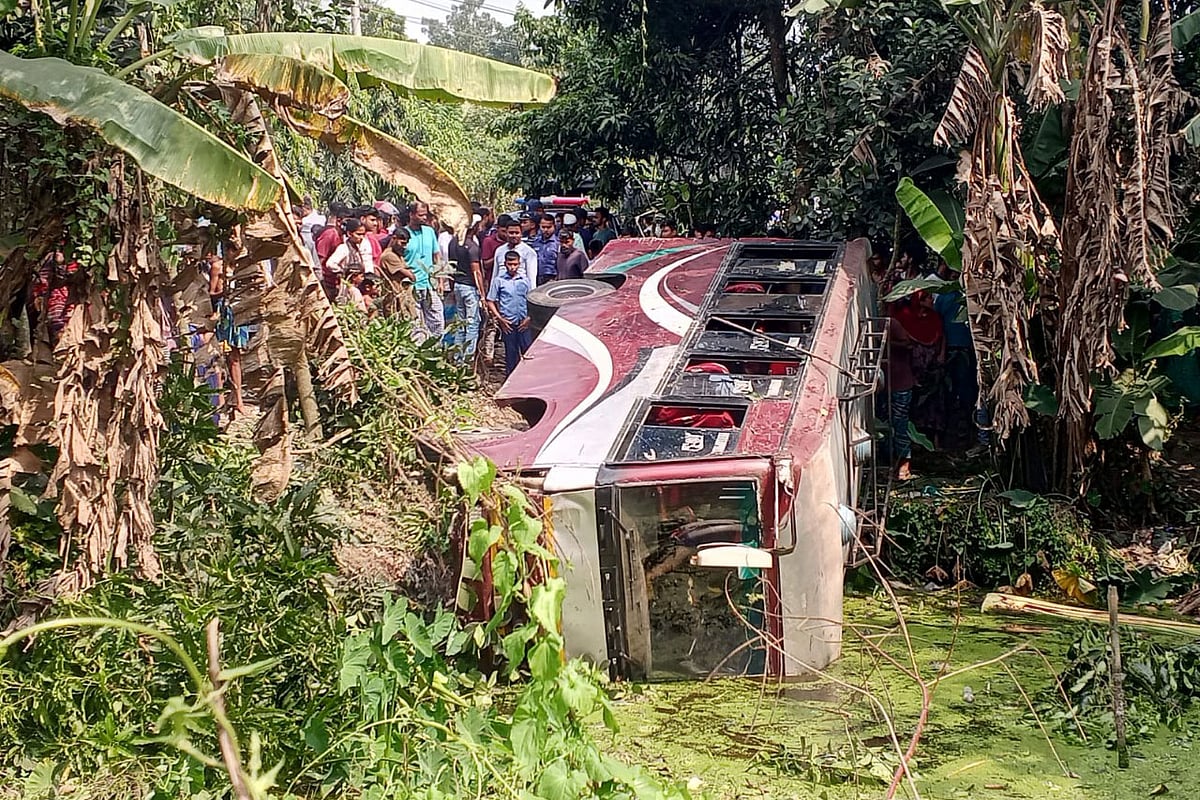 লোকাল বাসটি নিয়ন্ত্রণ হারিয়ে সড়কের পাশের পুকুরে পড়ে যায়। এ সময় পথচারী নারী নিহত হন। আজ রোববার বেলা সাড়ে ১১টার দিকে মাদারীপুর-শরীয়তপুর-চাঁদপুর আঞ্চলিক মহাসড়কের উকিলবাড়ি এলাকায়