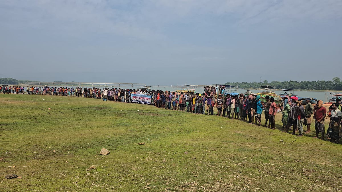 সুনামগঞ্জের যাদুকাটা নদীতে বালু উত্তোলনে থাকা সাধারণ শ্রমিকদের হয়রানির প্রতিবাদে মানববন্ধন। রোববার দুপুরে নদীর তীরে
