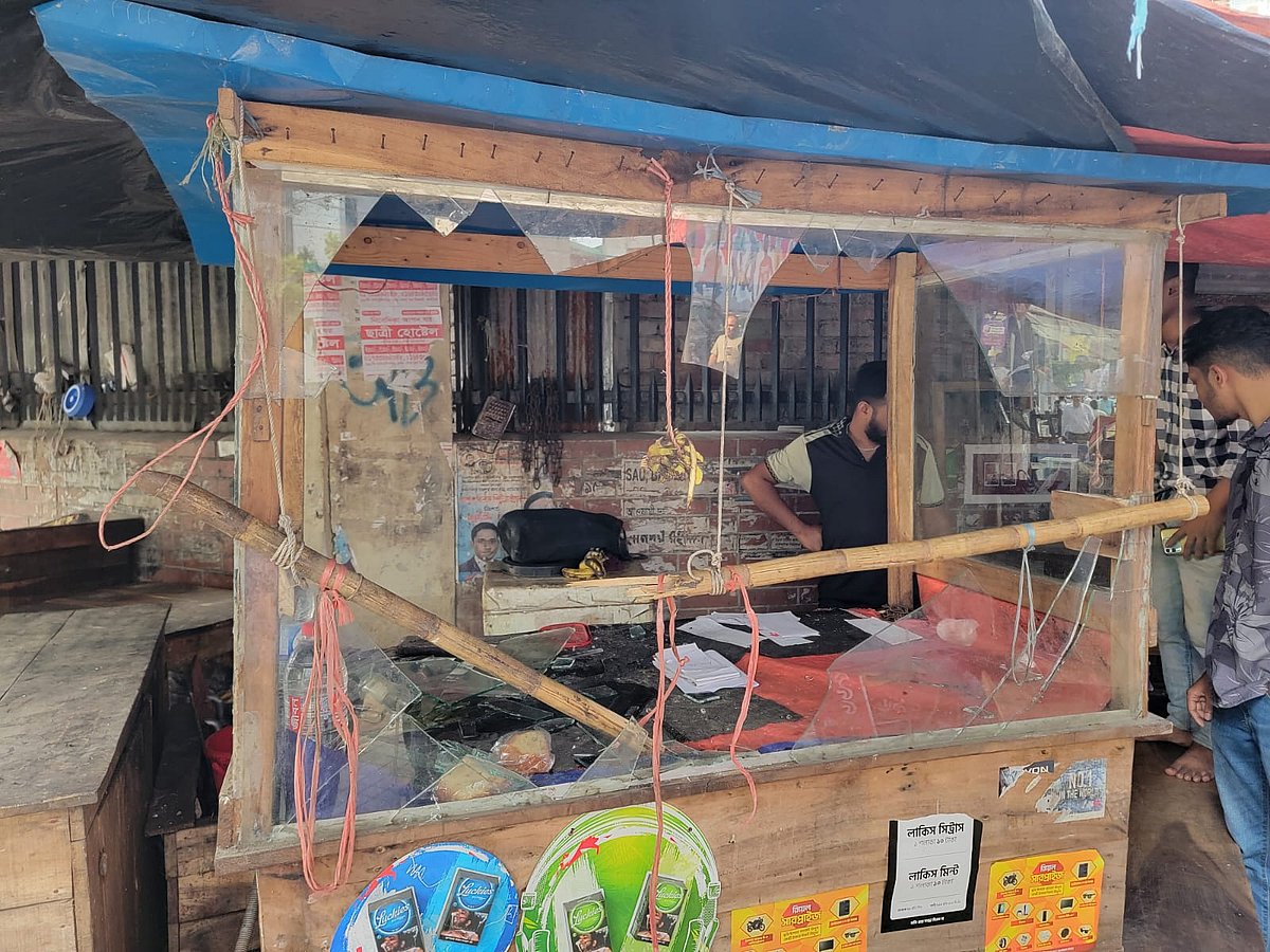 মেট্রোরেলের পিলারের বিয়ারিং প্যাড খুলে পড়ে ক্ষতিগ্রস্ত হয় আমির আলীর দোকান। রাজধানীর ফার্মগেট এলাকা, ২৬ অক্টোবর ২০২৫