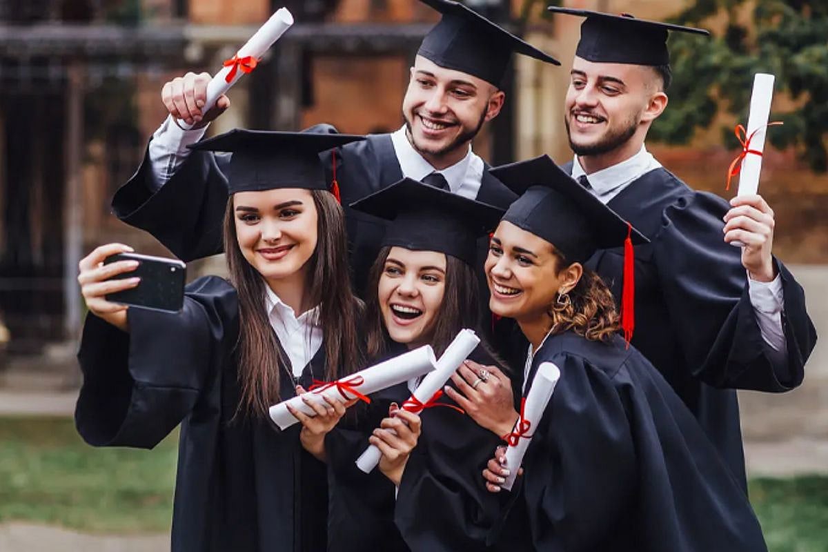 এ বৃত্তিতে কলা ও সামাজিক বিজ্ঞান, বাণিজ্য ও ব্যবস্থাপনা, জীবনবিজ্ঞান, ভৌত ও গাণিতিক বিজ্ঞান, কম্পিউটারবিজ্ঞান, প্রকৌশল, কাইনেসিওলজি ও শারীরিক শিক্ষা, সংগীত, স্থাপত্যসহ ৭০০টির বেশি স্নাতক প্রোগ্রামে ডিগ্রি অর্জনের সুযোগ রয়েছে