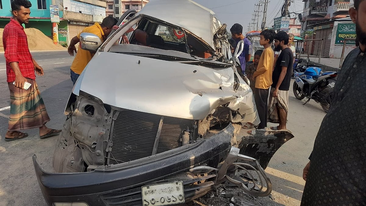 দুর্ঘটনায় মাইক্রোবাসটি দুমড়েমুচড়ে গেছে। আজ সকালে চৌমুহনী-মাইজদী সড়কের নোয়াখালী গেট এলাকায়