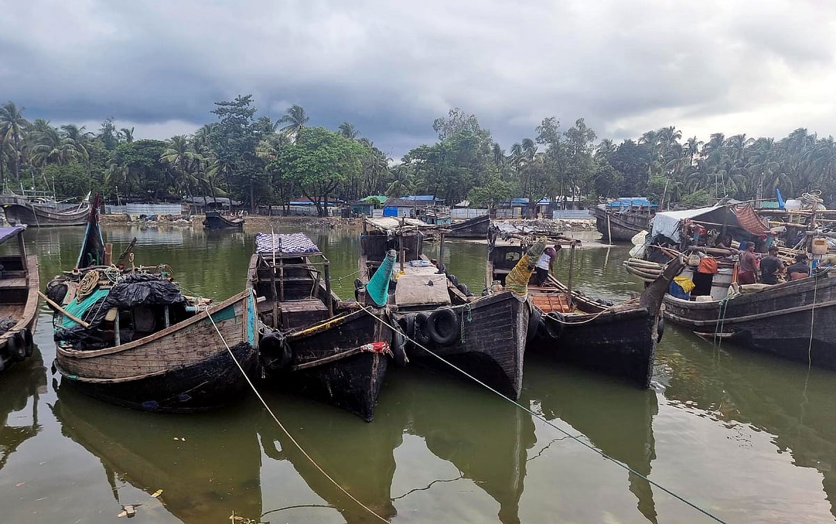 বঙ্গোপসাগরে নিম্নচাপ সৃষ্টি হওয়ায় ইলিশ ধরতে যেতে পারছেন না জেলেরা। কক্সবাজার শহরের কুতুবদিয়াপাড়া খালে নোঙর করে রাখা কয়েকটি ট্রলার। আজ সকালে
