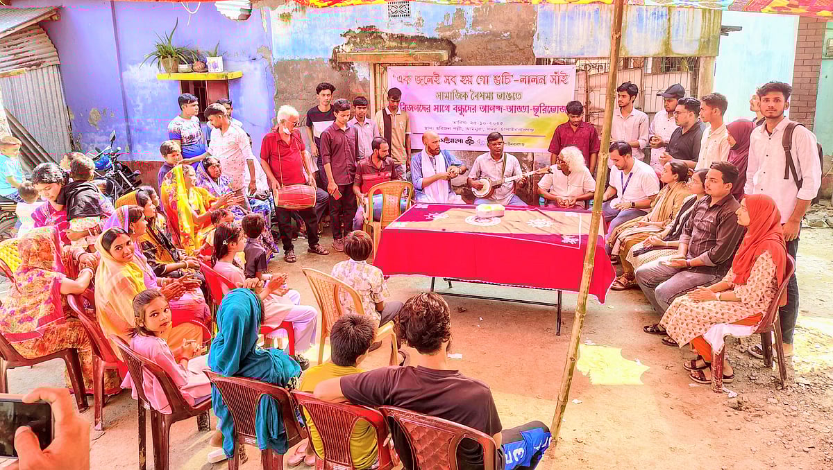 প্রথম আলোর প্রতিষ্ঠাবার্ষিকী উপলক্ষে বন্ধুসভার একটি ভালো কাজের অংশ হিসেবে হরিজন সম্প্রদায়ের মানুষের সঙ্গে আনন্দ-আড্ডা-ভূরিভোজের আয়োজন করে চাঁপাইনবাবগঞ্জ বন্ধুসভা। গতকাল শনিবার দুপুরে চাঁপাইনবাবগঞ্জের আমনূরা রেলওয়ে সুইপার কলোনিতে