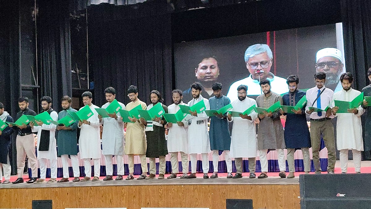 রাকসুর নির্বাচিত প্রতিনিধিদের শপথ পড়ান উপাচার্য সালেহ্ হাসান নকীব। রোববার বিকেলে বিশ্ববিদ্যালয়ের কাজী নজরুল ইসলাম মিলনায়তনে