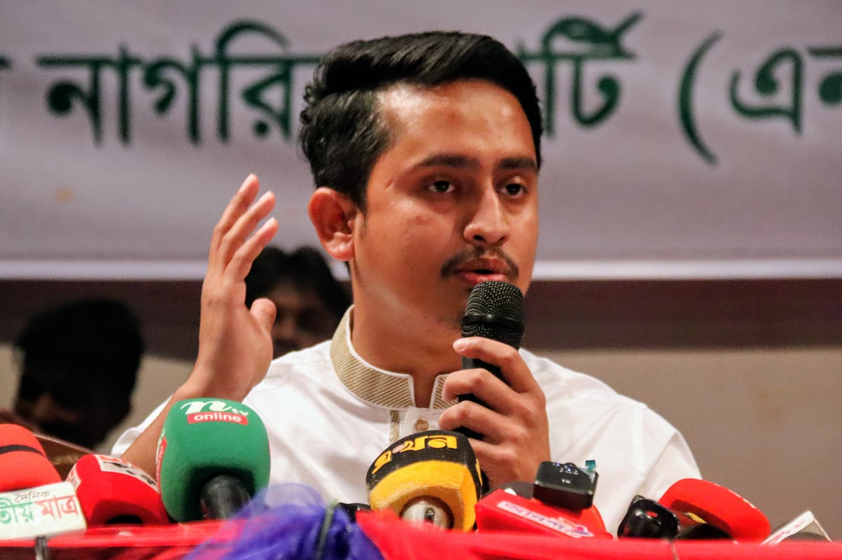 কিশোরগঞ্জে এনসিপির সমন্বয় সভায় সাংবাদিকদের সঙ্গে কথা বলছেন সারজিস আলম। রোববার দুপুরে জেলা শিল্পকলা একাডেমি মিলনায়তনে