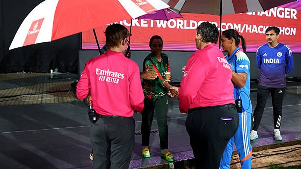 মাঠ পরিদর্শন শেষে আম্পায়াররা ম্যাচ পরিত্যক্ত ঘোষণা করার পর দুই অধিনায়ক হাত মেলান