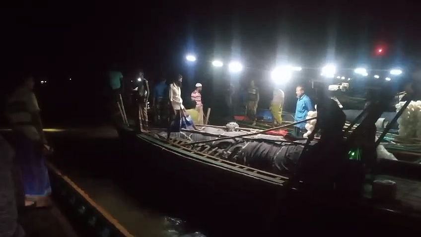 বাল্কহেডের সঙ্গে মুখোমুখি সংঘর্ষে একটি মাছ ধরার নৌকা দুমড়েমুচড়ে গেছে। গতকাল রাত সাড়ে আটটার দিকে ভোলার সদর উপজেলার উত্তরে ইলিশা নৌ থানাসংলগ্ন মেঘনা নদীতে