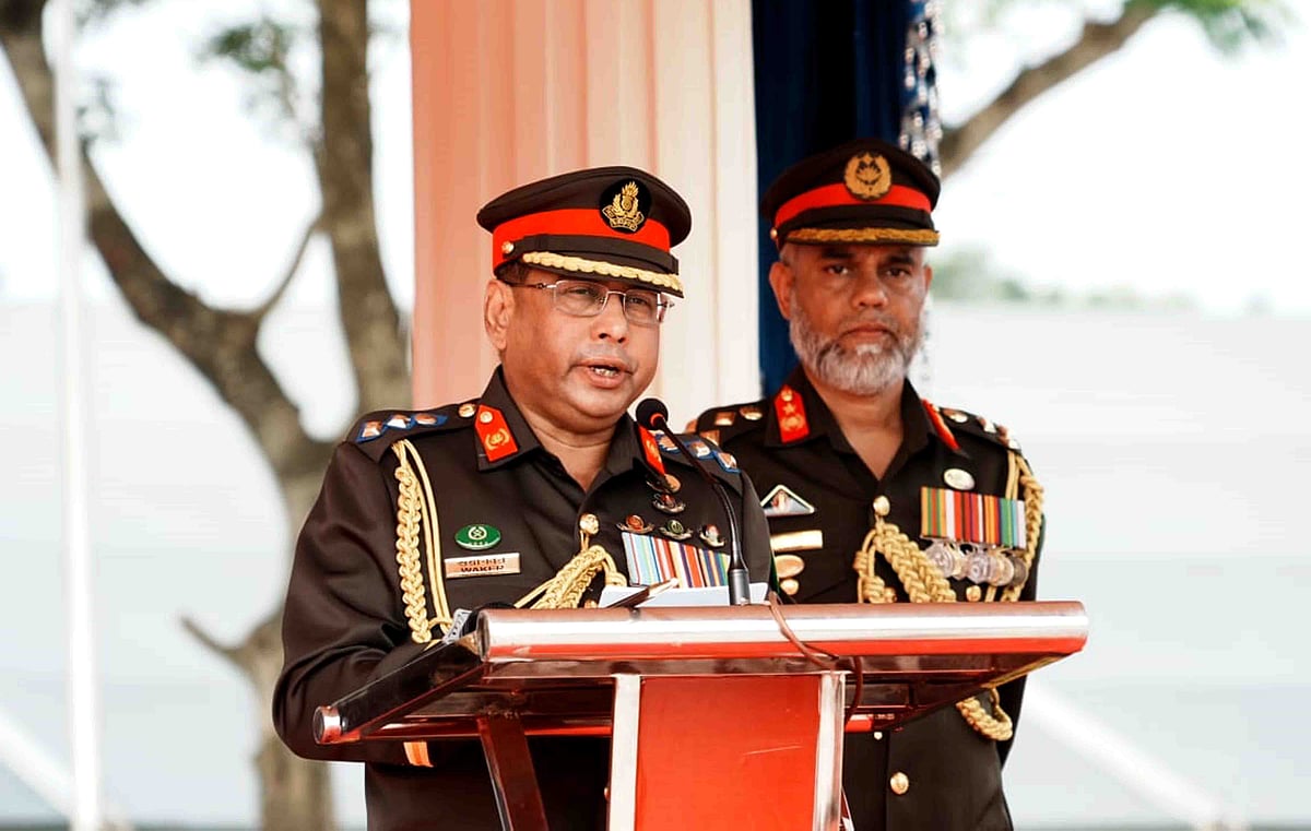 নাটোরে নবম কর্নেল কমান্ড্যান্ট অভিষেক অনুষ্ঠান ও বার্ষিক অধিনায়ক সম্মেলনে প্রধান অতিথির বক্তব্য দেন সেনাপ্রধান জেনারেল ওয়াকার-উজ-জামান। রোববার সকালে কাদিরাবাদ সেনানিবাসে