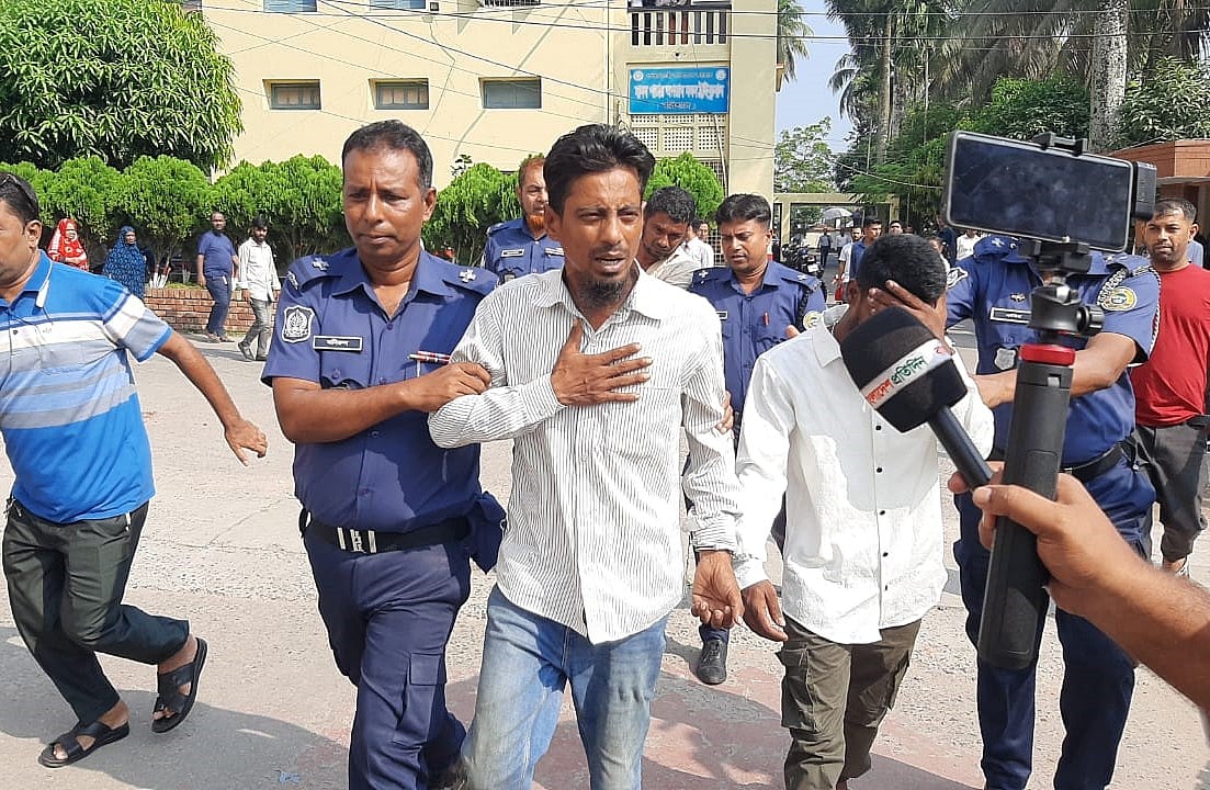 ধর্ষণের মামলায় চারজনের মৃত্যুদণ্ডের রায় ঘোষণার পর আসামিদের আদালত থেকে কারাগারে নেওয়া হয়। আজ রোববার দুপুরে বরিশাল আদালত প্রাঙ্গণে