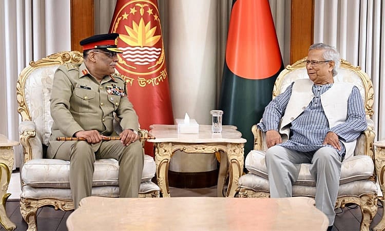 পাকিস্তানের যৌথ বাহিনীর চেয়ারম্যান জেনারেল সাহির শামশাদ মির্জা শনিবার রাতে রাষ্ট্রীয় অতিথি ভবন যমুনায় প্রধান উপদেষ্টা অধ্যাপক মুহাম্মদ ইউনূসের সঙ্গে সৌজন্য সাক্ষাৎ করেন