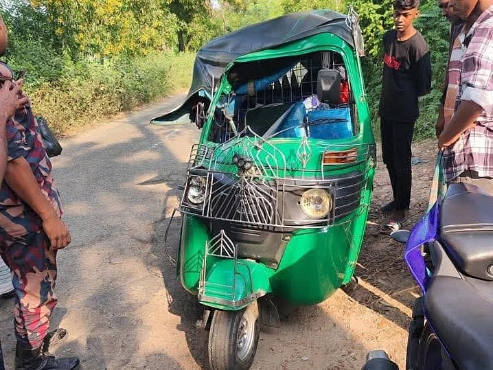 দুর্ঘটনায় দুমড়েমুচড়ে যায় অটোরিকশাটি। আজ সকালে ফুলগাজীর গজারিয়া বাজার এলাকায়