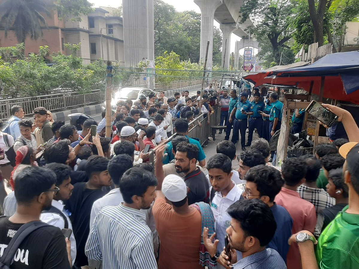 ফার্মগেট এলাকায় মেট্রোরেলের পিলার থেকে বিয়ারিং প্যাড পড়ে একজন পথচারী নিহত হন। ঘটনাস্থলে পুলিশ ও মানুষের ভিড়। আজ রোববার দুপুরে