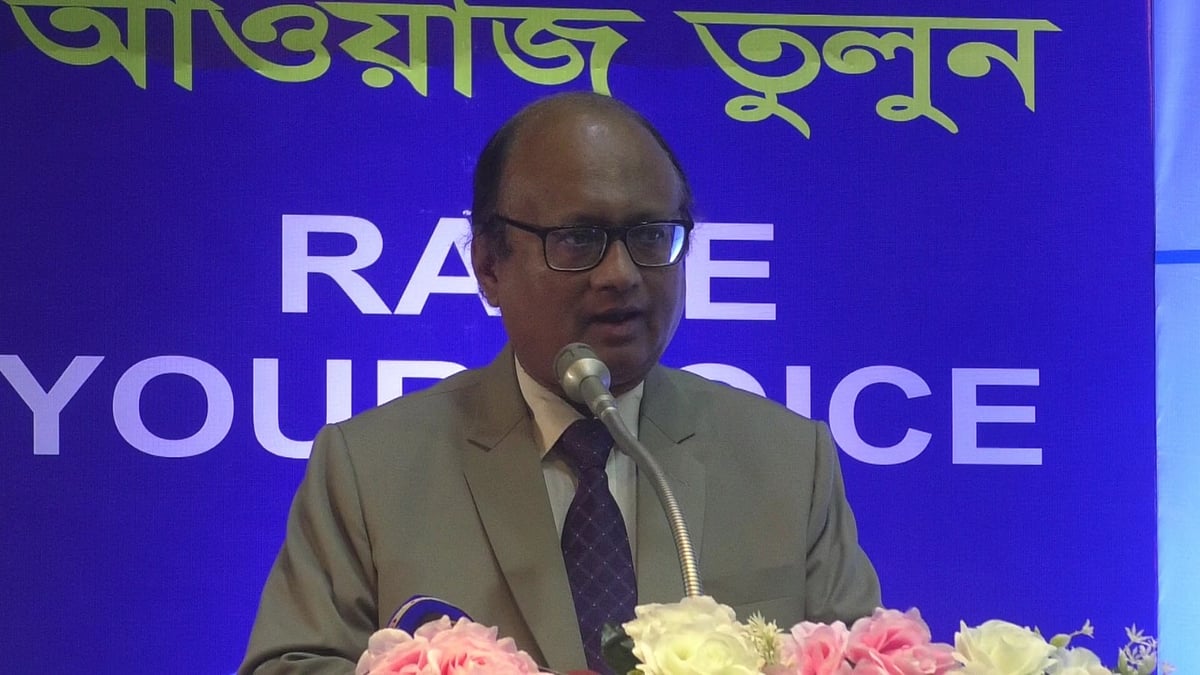 যশোরের দুর্নীতি দমন কমিশনের গণশুনানি অনুষ্ঠানে প্রধান অতিথি হিসেবে বক্তব্য দেন দুদকের চেয়ারম্যান আবদুল মোমেন। আজ রোববার বেলা একটার দিকে যশোর জেলা শিল্পকলা একাডেমি মিলনায়তনে