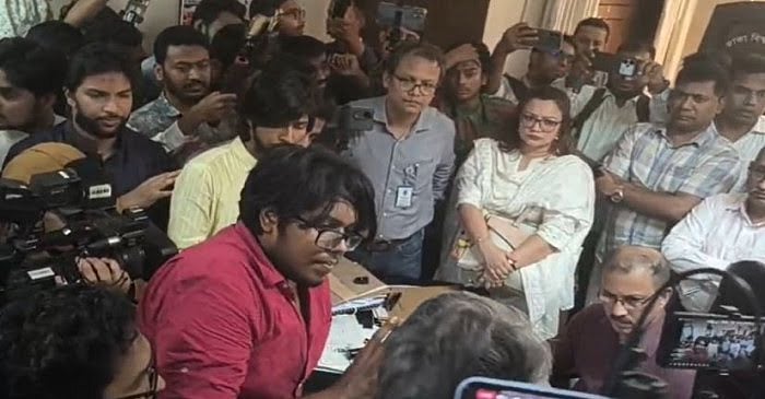 ডাকসু ও হল সংসদ নেতারা বেলা দুইটার দিকে রেজিস্ট্রার ভবনের সামনে অবস্থান নিয়ে বিকেল সাড়ে পাঁচটা পর্যন্ত ঘেরাও কর্মসূচি পালন করেন। ২৬ অক্টোবর