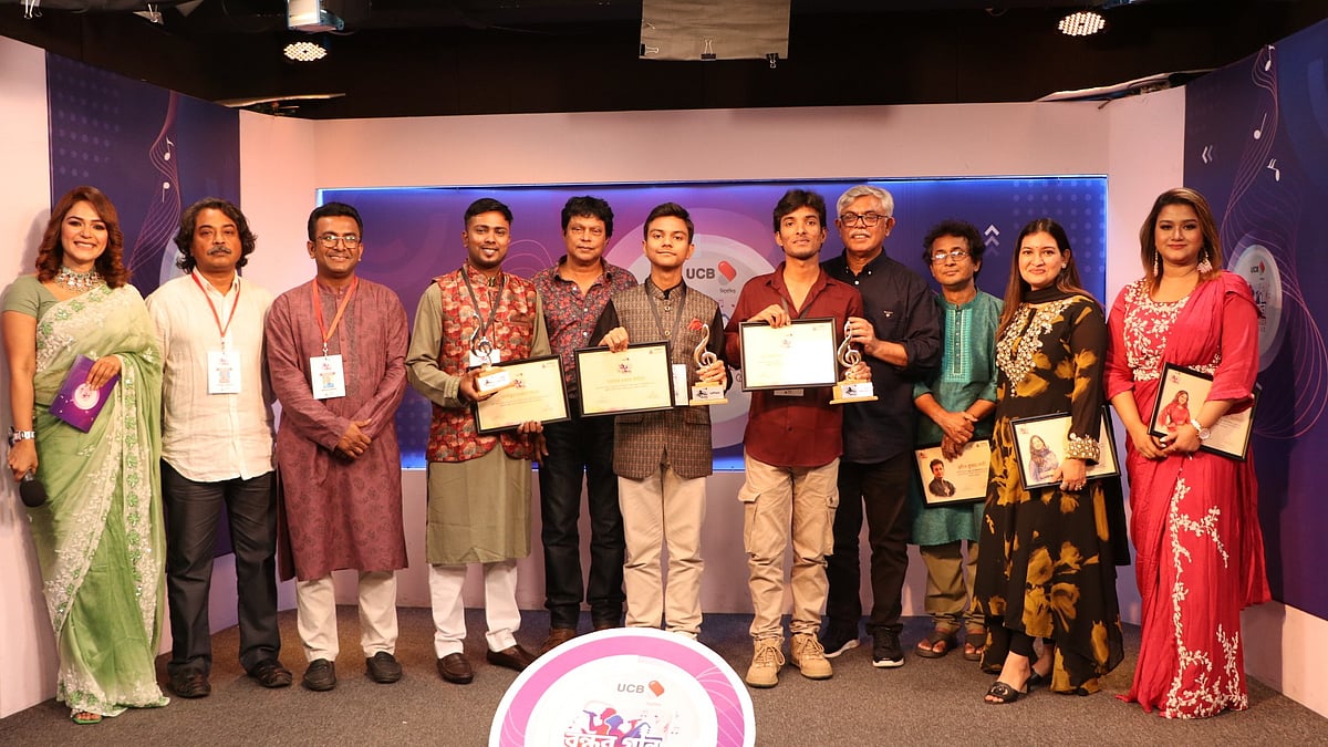 অতিথিদের সঙ্গে বিজয়ীরা। ছবি: প্রথম আলো