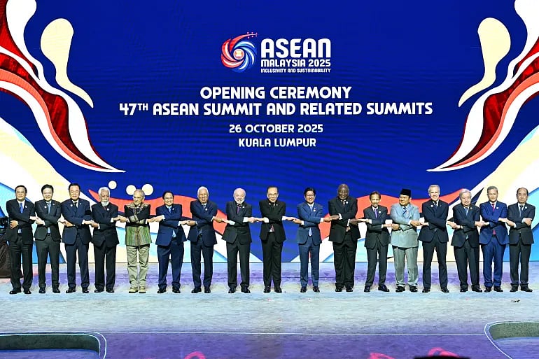 মালয়েশিয়ার রাজধানী কুয়ালালামপুরে আসিয়ান শীর্ষ সম্মেলন উদ্বোধনের পর নেতারা এভাবে ছবি তোলার জন্য পোজ দেন। কুয়ালালামপুর, ২৬ অক্টোবর ২০২৫