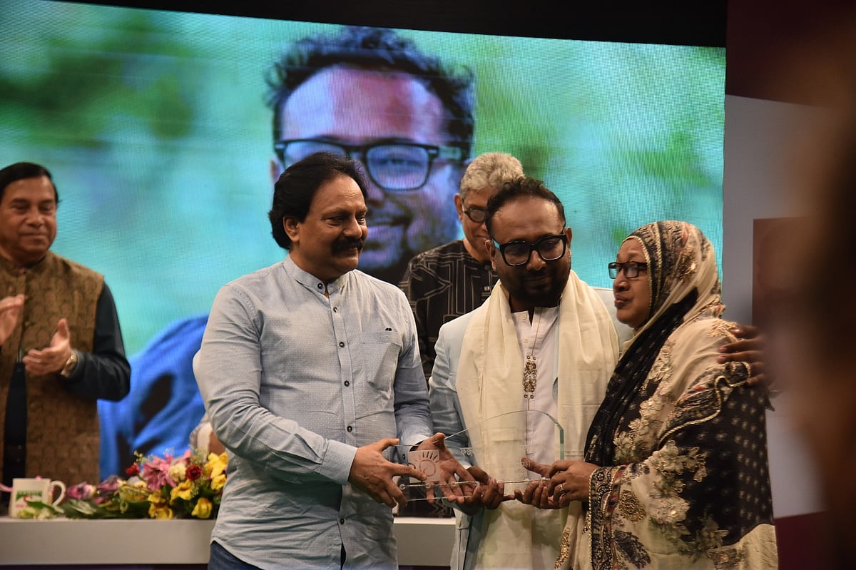 রোববার দুপুরে রাজধানীর চ্যানেল আই প্রাঙ্গণে আয়োজিত অনুষ্ঠানে তাঁদের হাতে পুরস্কার তুলে দেওয়া হয়