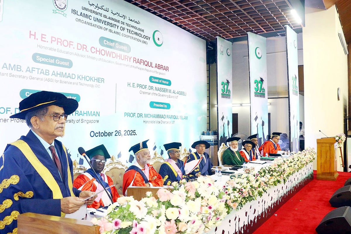 আইইউটির ৩৭তম সমাবর্তন অনুষ্ঠানে বক্তব্য দেন শিক্ষা উপদেষ্টা চৌধুরী রফিকুল আবরার। আজ রোববার সকালে